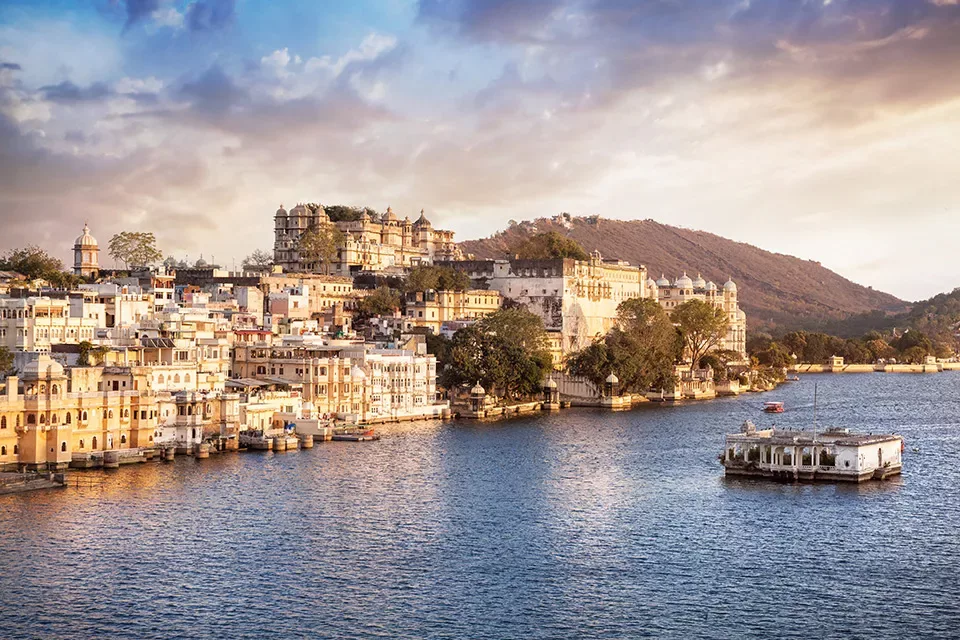 Lake Pichola and City Palace in Udaipur, India | Spiritual Journey to India